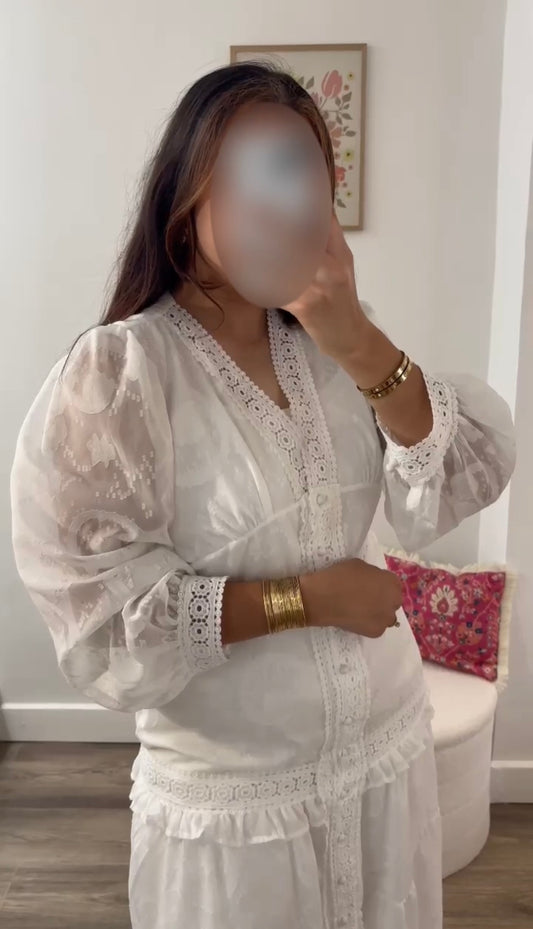 Robe longue blanche en broderie anglaise